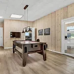6 Bedroom Stunning In Glesborg