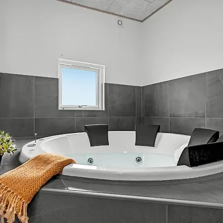 6 Bedroom Stunning In * Glesborg