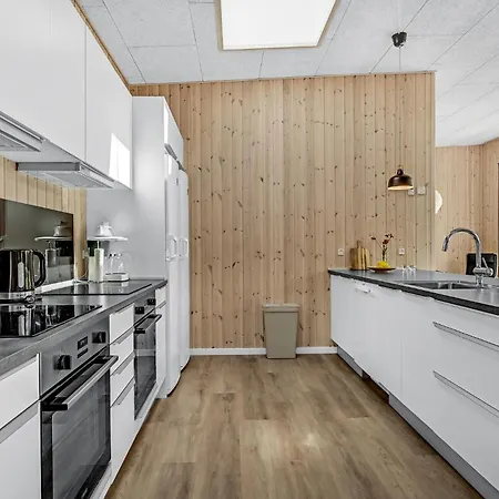 6 Bedroom Stunning In Glesborg