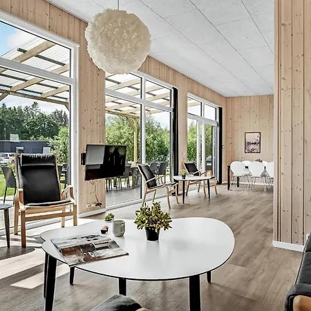 6 Bedroom Stunning In Glesborg